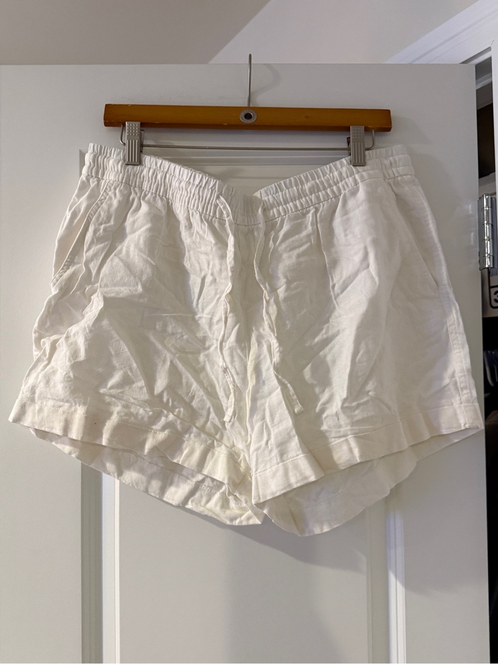 Old Navy White Elastic-Waist Women's Athletic Shorts